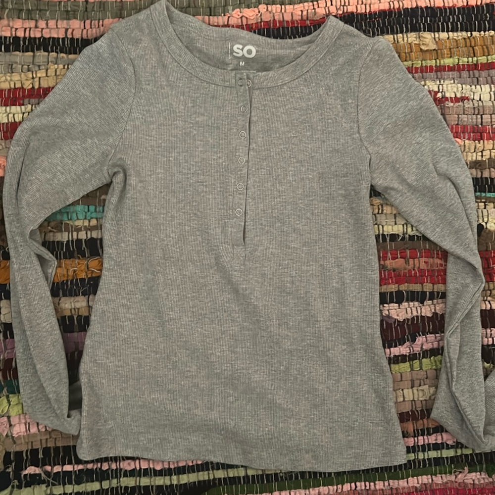 SO Kohls grey shirt
